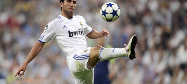 爱游戏娱乐-速度与激情，F1街道赛焦点战映照雄鹿火力压制马刺的跨界对决