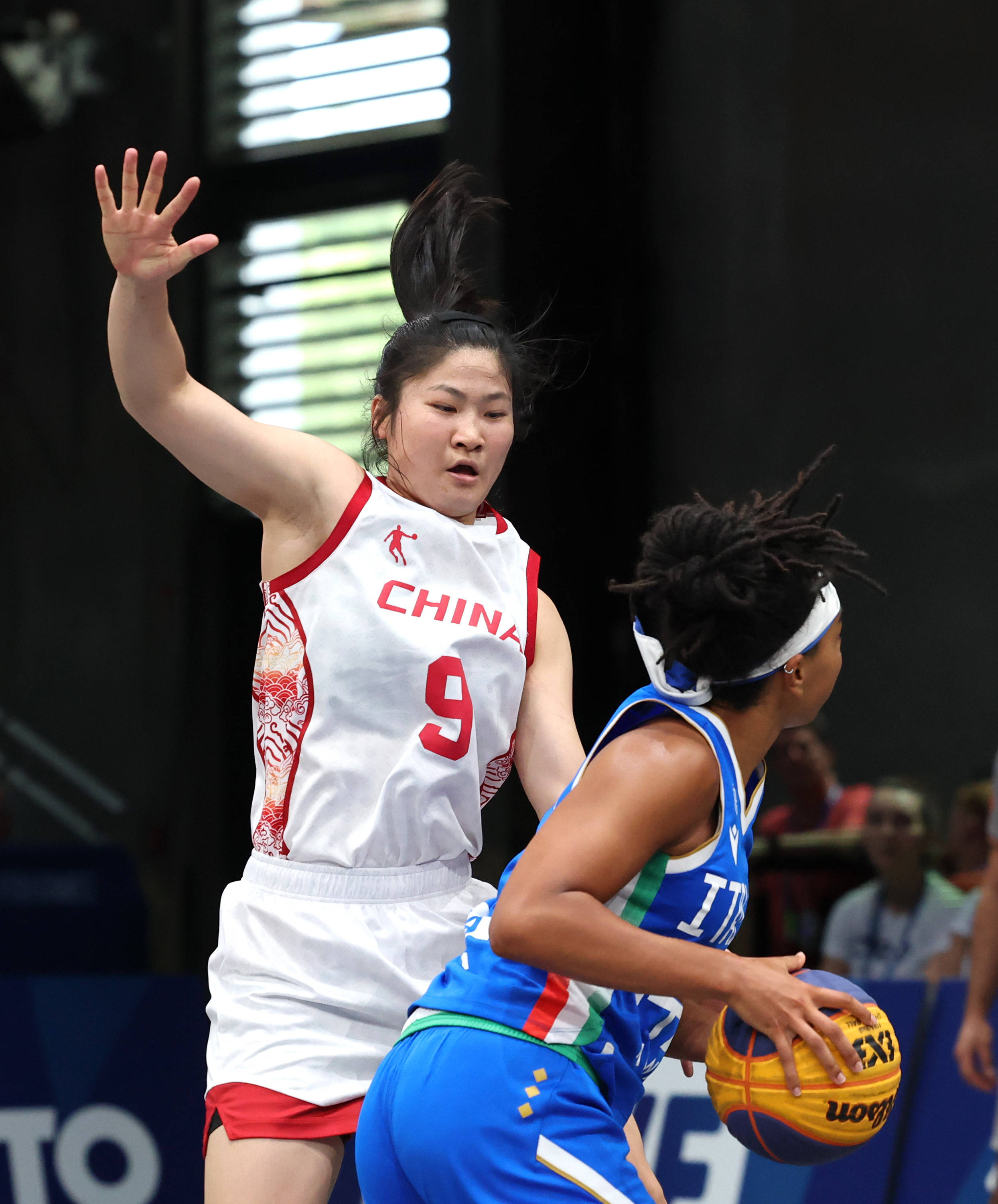 体育节目热播，篮球赛事引发热议