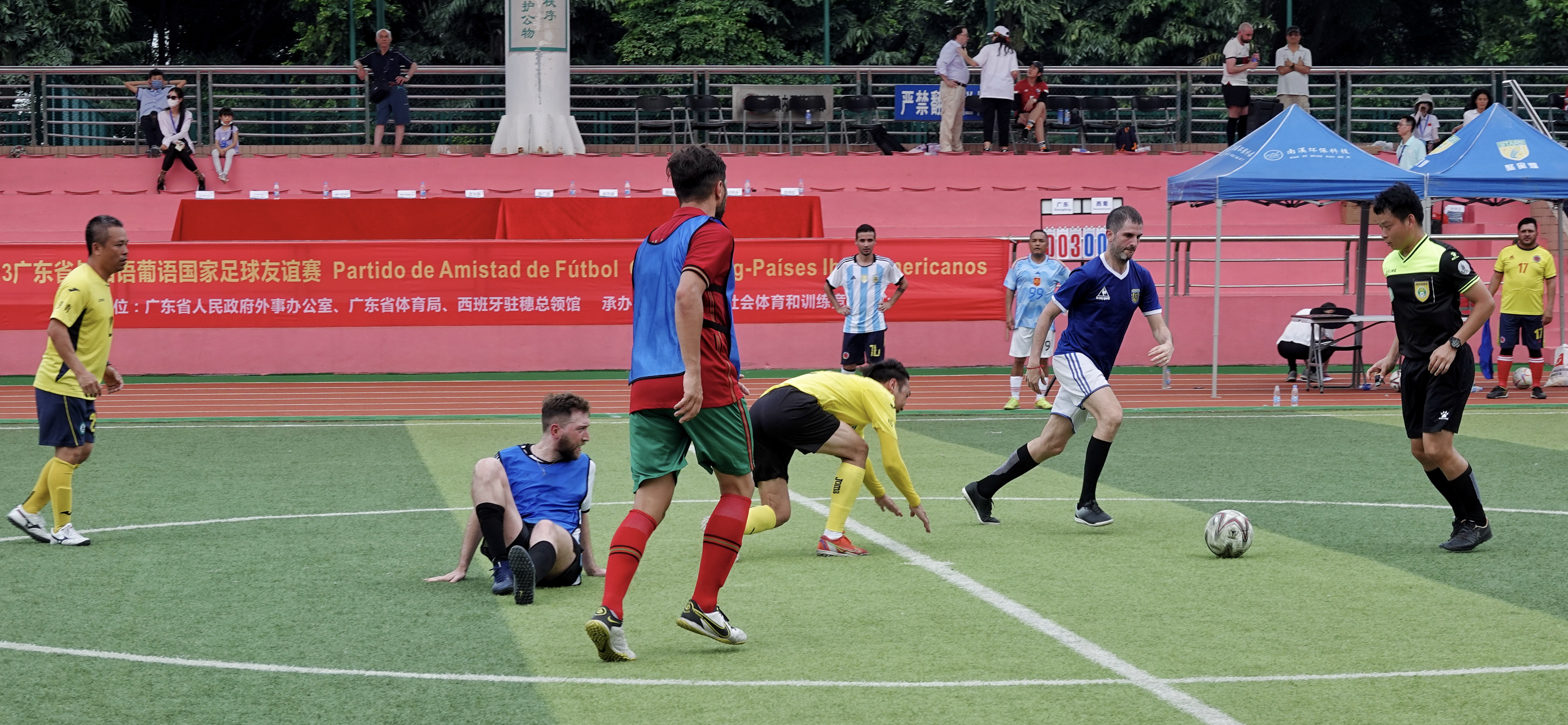 关于足球狂欢盛宴！欧预赛赛场燃情战斗的信息