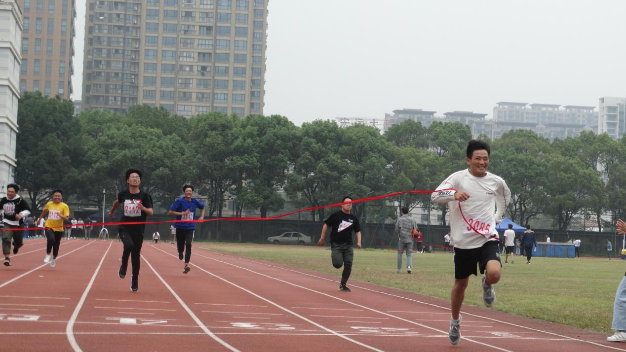 队员们兢兢业业,为胜利而拼搏 队员们兢兢业业,为胜利而拼搏