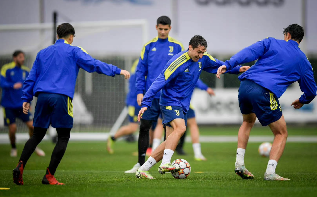 尤文图斯球员集体训练,备战未来比赛 尤文图斯球员集体训练,备战未来比赛