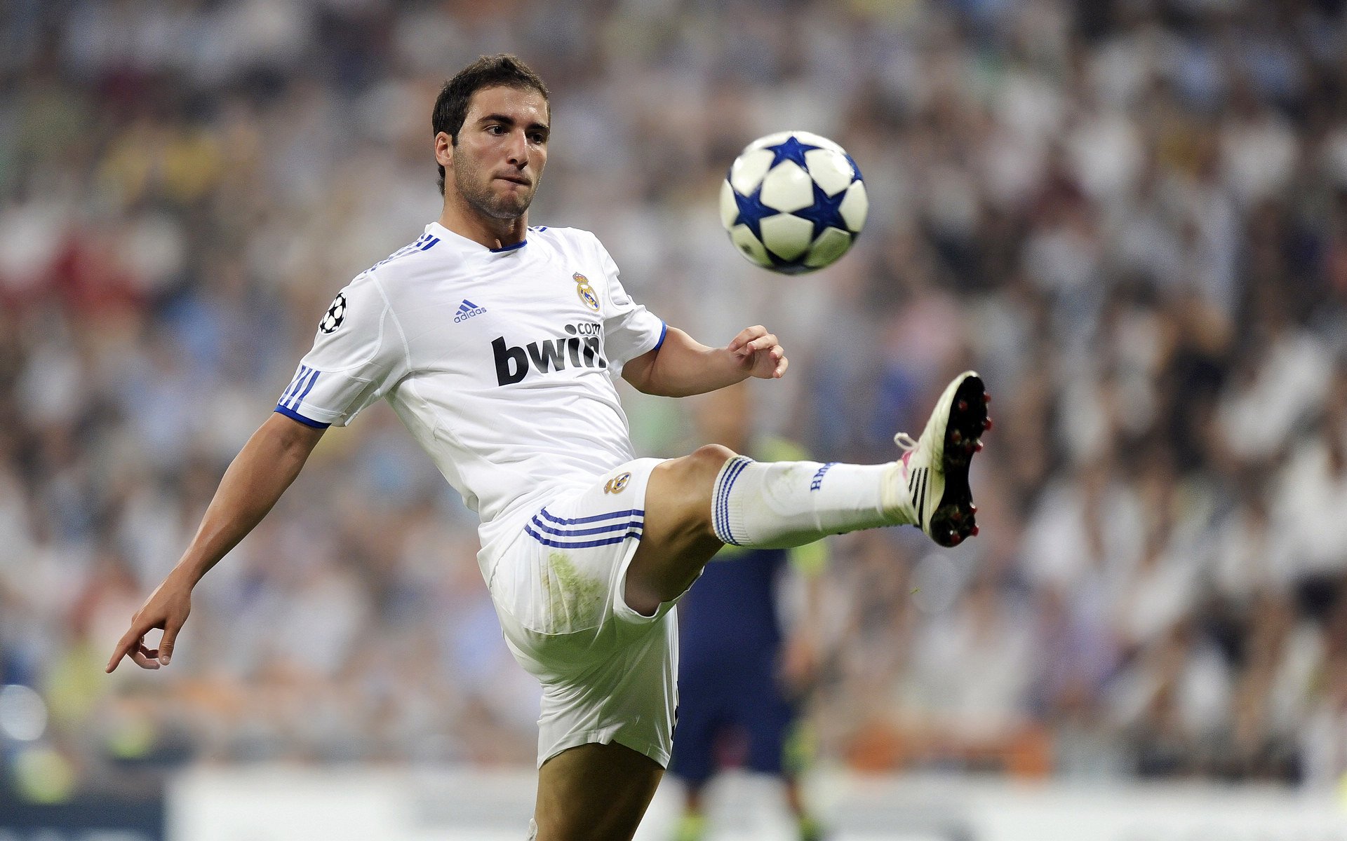 速度与激情，F1街道赛焦点战映照雄鹿火力压制马刺的跨界对决