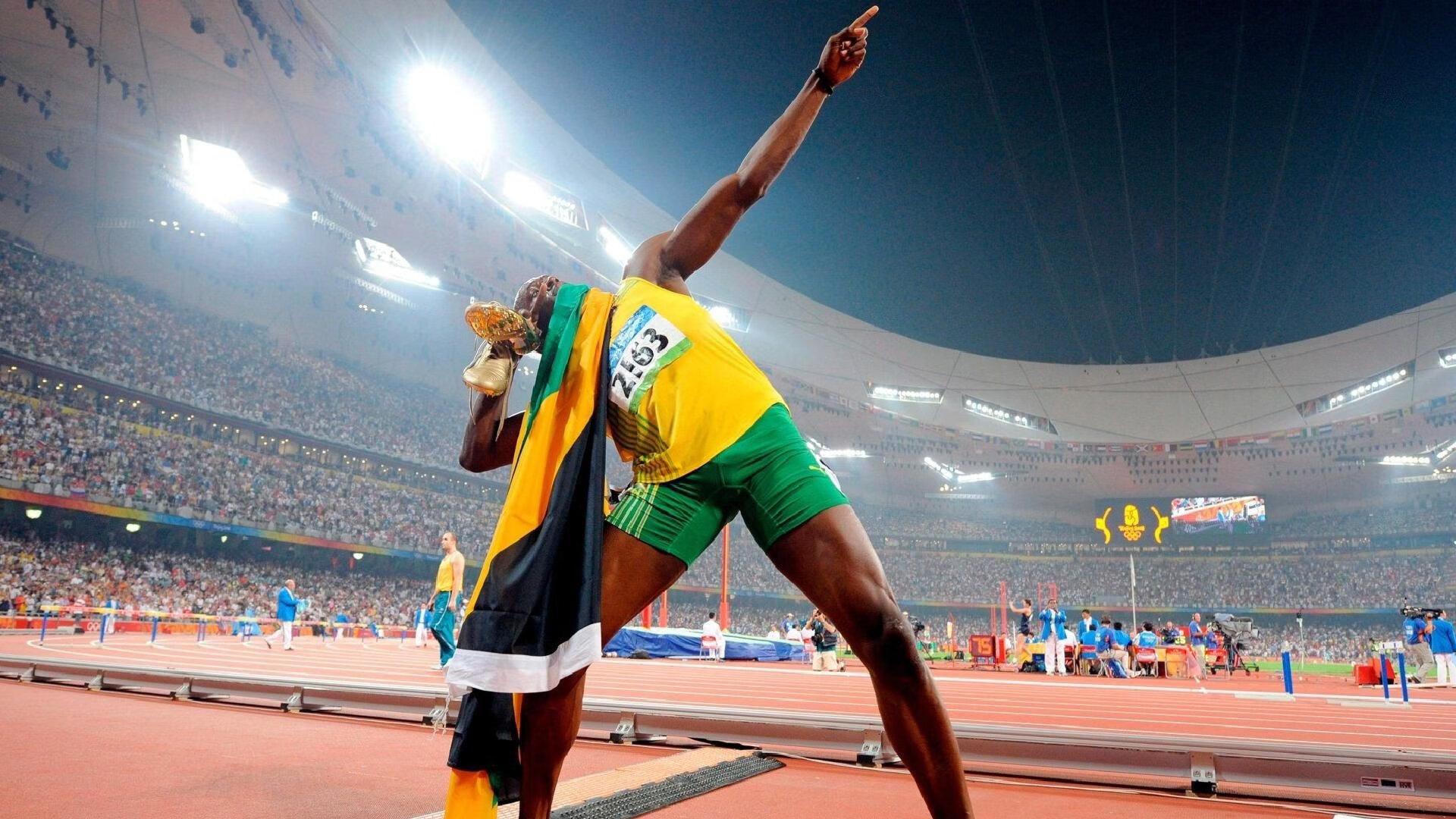 双线狂飙，澳大利亚强压贝蒂斯，富安健洋在F1墨尔本街道赛接管比赛