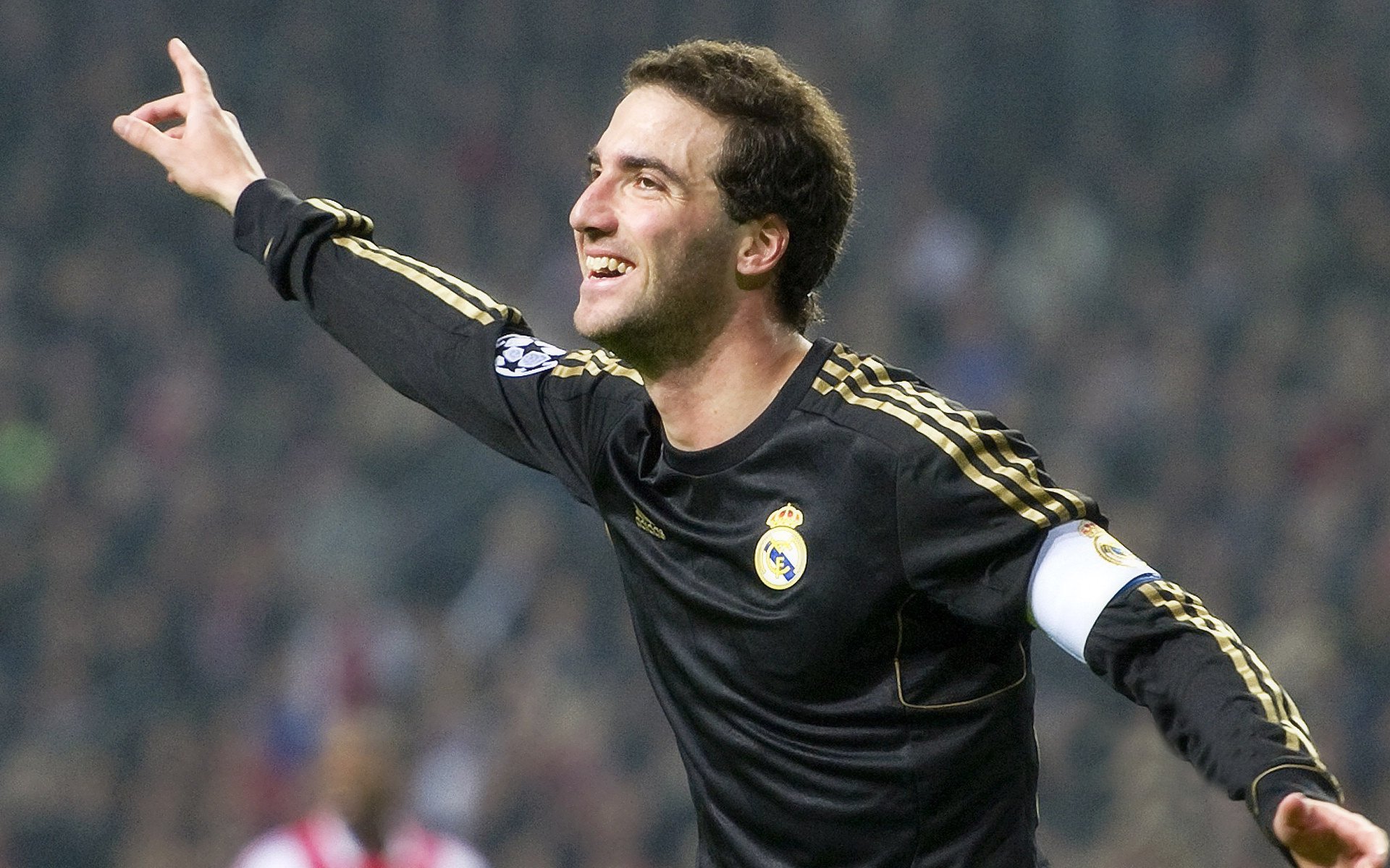 双城极速，当F1街道赛的引擎轰鸣遇见安菲尔德的重金属足球